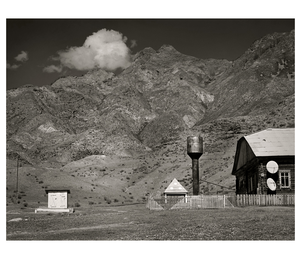 Эдуард Левен . Взгляд Грифона. Детский сад, село Иня, 2013 г. Желатино-серебряный отпечаток 40х50см.
